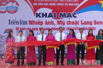 Các đại biểu thực hiện nghi lễ cắt băng khai mạc triển lãm.
