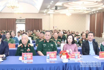 Các đồng chí lãnh đạo tỉnh Lạng Sơn cùng các cựu chiến binh, cựu thanh niên xung phong, chiến sĩ cách mạng bị địch bắt, tù đày tiêu biểu, tham gia kháng chiến chống Mỹ cứu nước tham dự buổi gặp mặt.