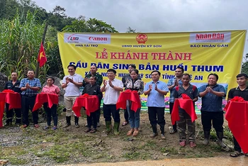 Lãnh đạo Báo Nhân Dân, Công ty cổ phần Đầu tư Lê Bảo Minh, Công ty TNHH Canon Marketing Việt Nam khánh thành cầu bản Huồi Thum