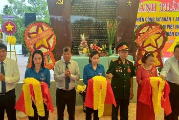 Khánh thành công trình “Đài Vinh danh chiến công-tưởng niệm Anh hùng liệt sĩ" sáng 13/11.