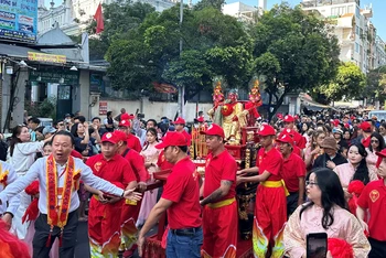 Cung nghinh tượng Quan Thánh Đế Quân diễu hành trên đường phố ở quận 5 (ảnh: HOÀNG LIÊM)