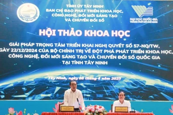 Phó Giáo sư, Tiến sĩ Vũ Hải Quân và đồng chí Nguyễn Hồng Thanh, đồng chủ trì Hội thảo.