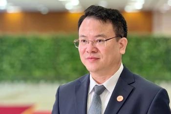 Thứ trưởng Tài chính Trần Quốc Phương trao đổi bên lề đối thoại giữa các nhà lãnh đạo với doanh nghiệp về hợp tác công-tư vì tương lai xanh và bền vững. (Ảnh: MINH PHƯƠNG)