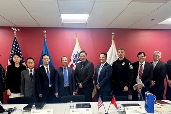 Đoàn công tác Bộ Tài chính chụp ảnh lưu niệm cùng đại diện Cơ quan Hải quan và Bảo vệ Biên giới Hoa Kỳ. (Ảnh: BTC)