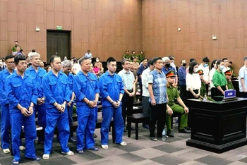 Các bị cáo nghe đại diện Viện kiểm sát đọc bản luận tội