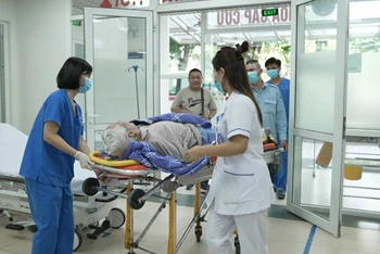 Đón tiếp bệnh nhân ở khoa Cấp cứu, Bệnh viện Hữu Nghị.