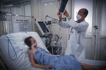 PGS, TS Đỗ Duy Cường thăm khám cho bệnh nhân sốt mò điều trị tại Trung tâm Bệnh nhiệt đới.