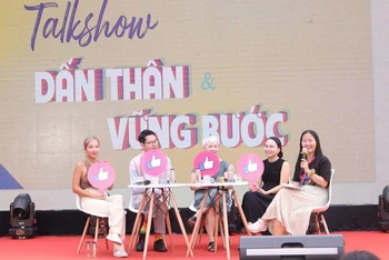 Các bạn trẻ chia sẻ trong tọa đàm "Dấn thân vững bước".