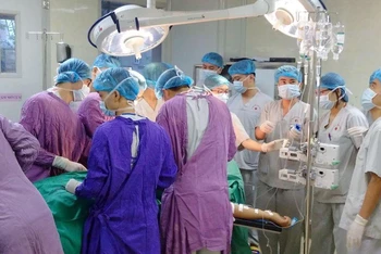 Các bác sĩ Bệnh viện E can thiệp tim mạch cho bệnh nhân. 