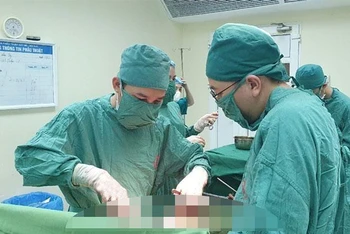 Các bác sĩ phẫu thuật cho người bệnh.
