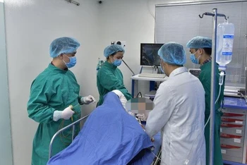 Nội soi đường tiêu hóa cho người bệnh.