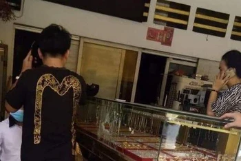 Tủ kính trưng bày vàng bị đập vỡ.