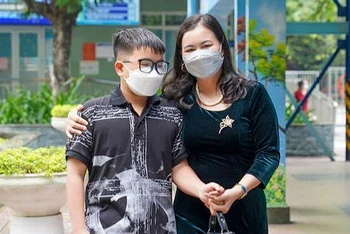Hai mẹ con bạn N.H.Q (15 tuổi) chia sẻ về 3 năm chiến đấu và chiến thắng ung thư.