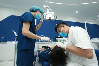 Implant chỉ định cho người từ 18 tuổi vì trước giai đoạn 18 tuổi răng và toàn bộ phần xương hàm của trẻ còn phát triển.