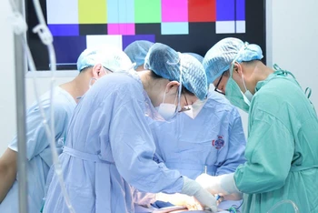 Các bác sĩ phẫu thuật cho bệnh nhân ung thư.