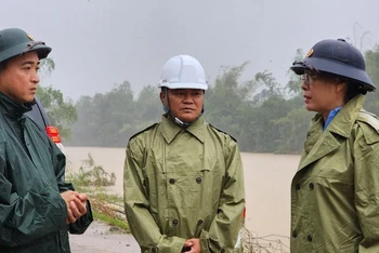 Bí thư Tỉnh ủy Quảng Ngãi Bùi Thị Quỳnh Vân kiểm tra tình hình sạt lở bờ sông Cây Bứa, huyện Tư Nghĩa.