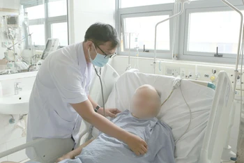Bác sĩ Bá Cường kiểm tra, thăm khám trước khi cho bệnh nhân chuyển viện.