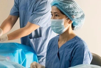 PGS, TS Vương Thị Ngọc Lan thực hiện thủ thuật chọc hút noãn.