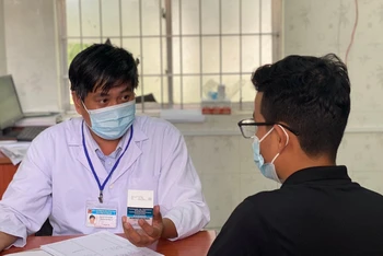 Bác sĩ tư vấn cho bệnh nhân.
