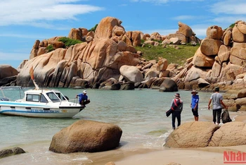 Những nét hoang sơ, độc đáo của Hòn Cau đã trở thành thế mạnh, tiềm năng quý giá để phát triển du lịch. (Ảnh: NGỌC LÂN)