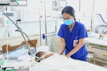 Viêm não, liệt mềm toàn thân do biến chứng sau nhiễm Adenovirus
