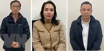 Các bị can Vũ Hồng Quang, Lý Tiến Hùng, Nguyễn Thị Hiền, Đào Minh Dương, Phạm Thị Kim Ngân (từ trái qua phải). (Ảnh: TTXVN phát)