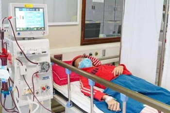 Bệnh nhi đang chạy thận nhân tạo.