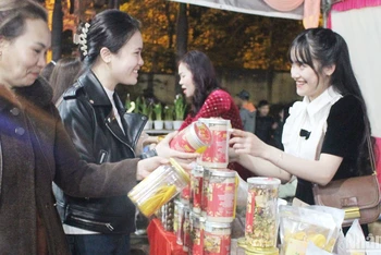 Người dân vui tươi mua sắm Tết. 