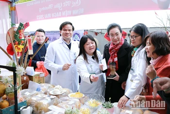 Bệnh viện và các nhà tài trợ chuẩn bị hàng nghìn suất quà dành tặng người bệnh đang điều trị tại bệnh viện.
