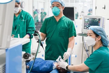 Bác sĩ nội soi lấy dị vật đường thở cho bệnh nhi.