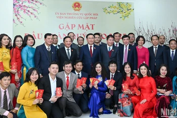 Chủ tịch Quốc hội Vương Đình Huệ cùng các đại biểu với cán bộ, công chức, viên chức và người lao động Viện Nghiên cứu lập pháp. (Ảnh: DUY LINH)