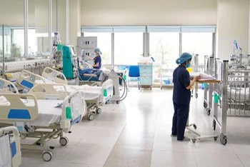 Bệnh nhi đang được điều trị lọc máu tại Khoa Điều trị tích cực Nội khoa.