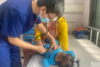 Bảo Ng. được kiểm tra sức khỏe trước khi ra viện.
