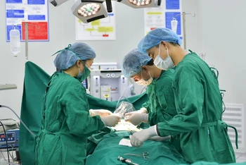 Các bác sĩ phẫu thuật cho bệnh nhi. 