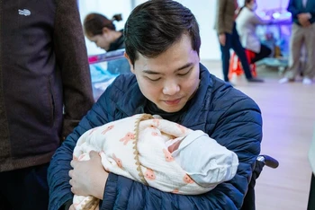 Anh Đỗ Văn Hóa hạnh phúc bế con đầu lòng.