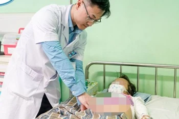 Bác sĩ thăm khám cho bệnh nhi.
