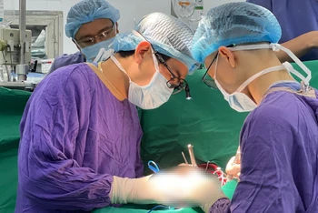 Các bác sĩ tiến hành ghép tạng cho bệnh nhân.