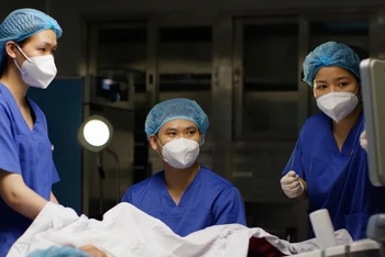 Bác sĩ chuyên khoa I Phạm Văn Hưởng thực hiện chuyển phôi.