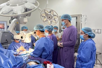 Các bác sĩ phẫu thuật cho người bệnh.