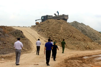 Lực lượng liên ngành thành phố Biên Hòa kiểm tra bãi rửa vật liệu ven sông Buông.