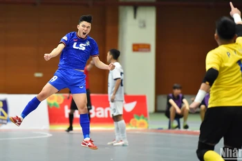 Cầu thủ An Lâm Tới (Thái Sơn Bắc) ăn mừng sau khi ghi bàn nâng tỷ số 2-1 trong trận gặp Câu lạc bộ GFDI Sông Hàn.