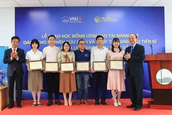 Lãnh đạo Đại học Quốc gia Hà Nội trao học bổng ươm tạo tài năng trẻ. (Ảnh: NGỌC DIỆP)