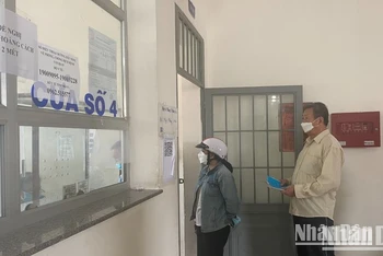 Cấp phát thuốc bảo hiểm y tế.