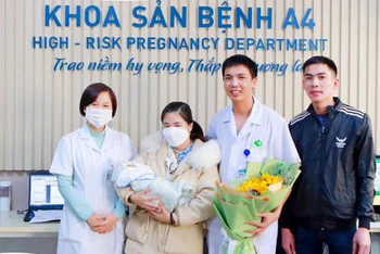 Sản phụ hạnh phúc đón con xuất viện.