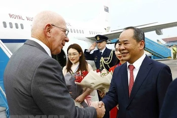 Chủ nhiệm Văn phòng Chủ tịch nước Lê Khánh Hải đón Toàn quyền Australia David Hurley tại Sân bay quốc tế Nội Bài. (Ảnh: An Đăng/TTXVN)
