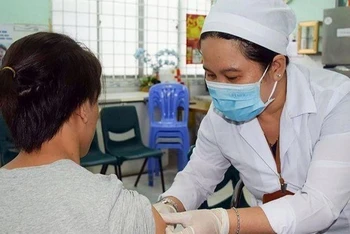 Khi bị chó, mèo cắn, người dân cần chủ động đến các trung tâm tiêm chủng để tiêm dự phòng trước đối với bệnh dại. (Ảnh minh họa)