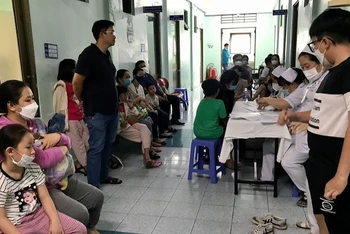 Khám chiều cao cho trẻ.