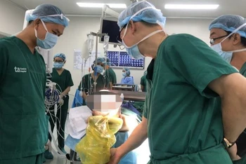 Khối u xuyên sọ to bằng quả bưởi trên trán bệnh nhân.