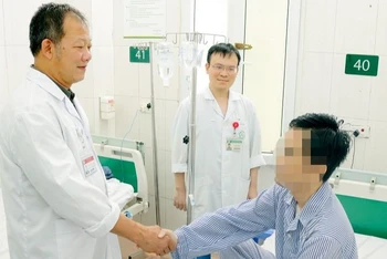 Tiến sĩ, bác sĩ Dương Đức Hùng chúc mừng bệnh nhân đã thoát khỏi cửa tử.