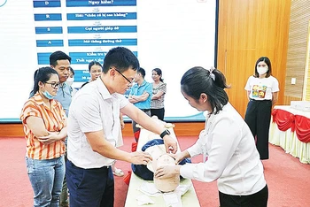 Bác sĩ của Bệnh viện Nhi Trung ương hướng dẫn thực hành sơ cấp cứu khi gặp tai nạn thương tích cho các học viên. (Ảnh: PHƯƠNG THANH)